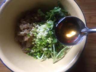 10、家常凉拌海蜇丝,一勺料酒;