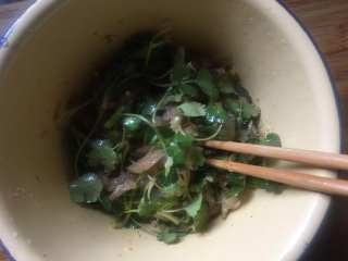 13、家常凉拌海蜇丝,搅拌均匀;