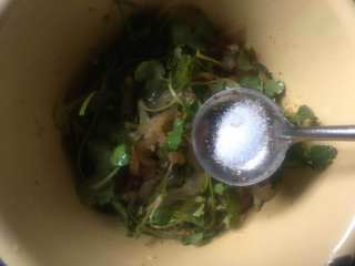 14、家常凉拌海蜇丝,尝一下,如果咸了就加少许白糖;有时海蜇浸泡时间长了导致盐分减少吃起来可能有点淡了,那就加少许盐;