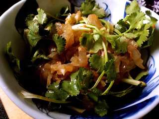 15、家常凉拌海蜇丝,最后再次搅拌均匀,装盘;