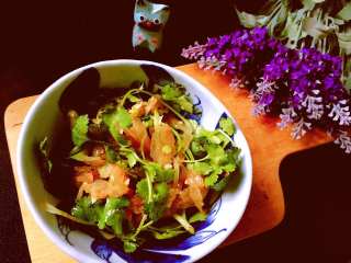 16、家常凉拌海蜇丝,酸辣、咸鲜,柔软而又带有韧性的口感的海蜇丝就完成啦!