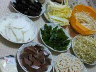 2、健康家庭火锅,水开后放入火锅底料里面的粉状调味包，根据个人口味轻重放入适量的调料，等水完全开了就可以开涮了~~