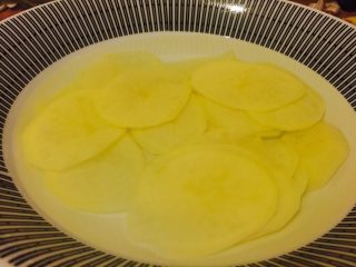 1、家庭健康薯片,土豆尽量切薄，泡入清水中。换两三次水