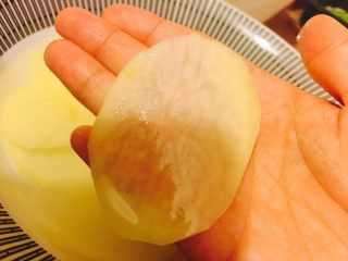 2、家庭健康薯片,切成有些透明的厚度就可以啦。