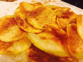 5、家庭健康薯片,捞出到厨房纸上 吸收多余油分。随意撒入喜欢的调味品，我选择的是盐，辣椒粉，黑椒粉，咖喱粉。