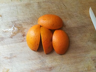 5、#时令菜#清香开胃的折耳根凉拌橙皮,很快就可以剥下橙皮