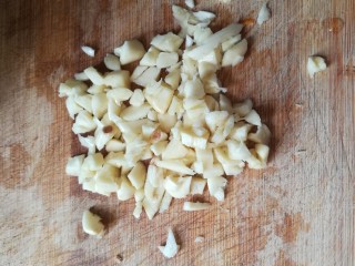 6、#时令菜#清香开胃的折耳根凉拌橙皮,蒜头切碎