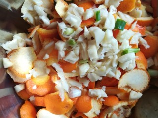 8、#时令菜#清香开胃的折耳根凉拌橙皮,橙皮加上蒜头,葱白