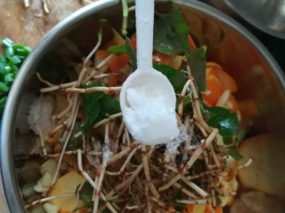 9、#时令菜#清香开胃的折耳根凉拌橙皮,味精一点点就好了,