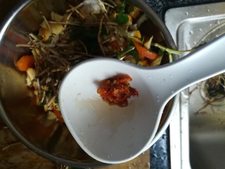 11、#时令菜#清香开胃的折耳根凉拌橙皮,辣椒酱,喜欢辣的宝宝们可以多加点