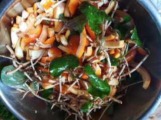 15、#时令菜#清香开胃的折耳根凉拌橙皮,搅拌好的折耳根和橙皮,让它们慢慢“交流”,切磋,其实就是腌制入味啦。