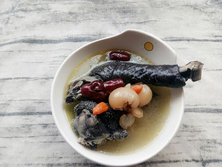 1、#吃鸡#乌鸡汤,先看一下成品图