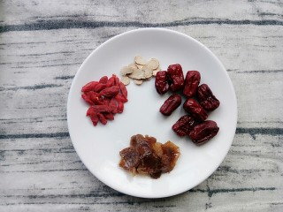 3、#吃鸡#乌鸡汤,龙眼干去皮去壳