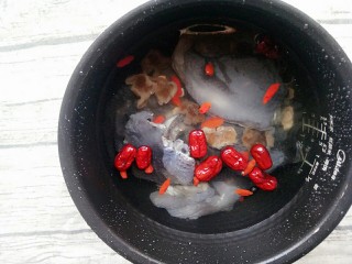 8、#吃鸡#乌鸡汤,加入适量的水