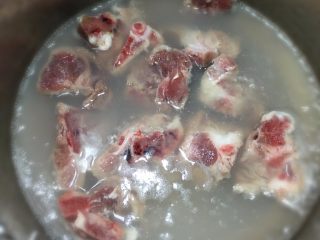 1、木瓜骨头汤,骨头洗净焯水。
