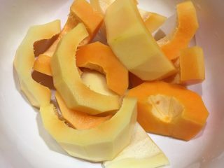 2、木瓜骨头汤,木瓜去皮去籽，洗净切块。