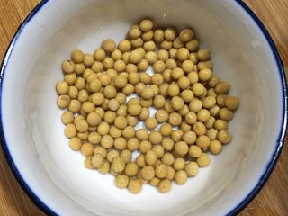 3、木瓜骨头汤,黄豆洗净。