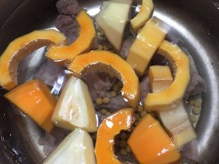 4、木瓜骨头汤,锅中加入足量的清水，倒入龙骨，木瓜和黄豆。