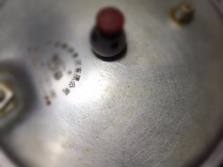 5、木瓜骨头汤,加盖，放上气阀，大火煮至上汽，转中小火再煲30分钟左右即可关火。