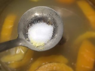 6、木瓜骨头汤,下汽之后，拿掉气阀，开盖调入盐和鸡精。