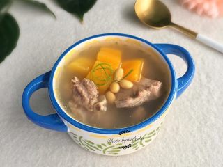 7、木瓜骨头汤,趁热碗中即可享用。