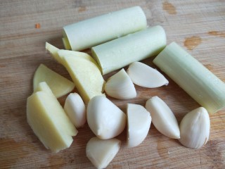 2、炖羊肉,葱姜蒜切好。