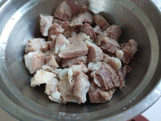 5、炖羊肉,捞出来控水。