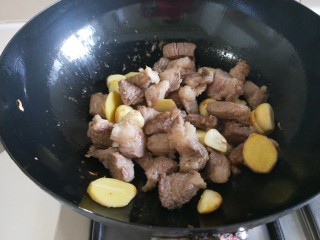 8、炖羊肉,倒入羊肉炒均匀。