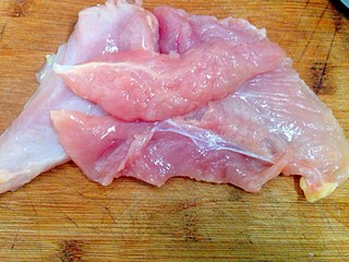 1、家庭版炸鸡柳,鸡胸肉去筋，用刀怕几下，切粗条