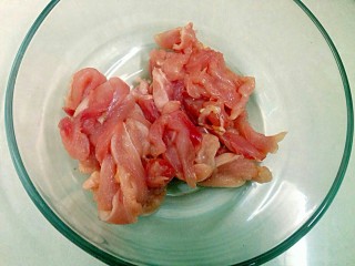 2、家庭版炸鸡柳,切好的粗条放入碗中进行腌制