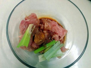 3、家庭版炸鸡柳,放入切好的葱段姜片五香粉盐料酒