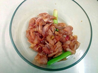 4、家庭版炸鸡柳,搅拌均匀