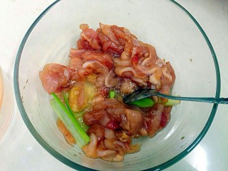 5、家庭版炸鸡柳,放入一个鸡蛋清拌匀腌制1小时左右