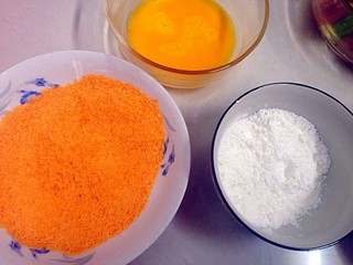 6、家庭版炸鸡柳,准备面包糠，淀粉，鸡蛋液里加入少许的清水