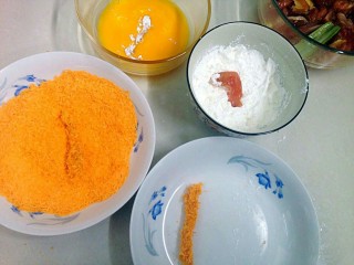 7、家庭版炸鸡柳,腌制好的鸡肉条先放裹上淀粉再放入鸡蛋液里，最后裹上面包糠，依次做好