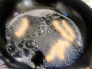 8、家庭版炸鸡柳,锅内放入多些油，油热开始炸鸡柳