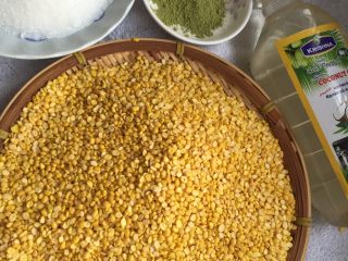1、不用蒸不用提前浸泡,家庭版绿豆糕,准备好主要材料