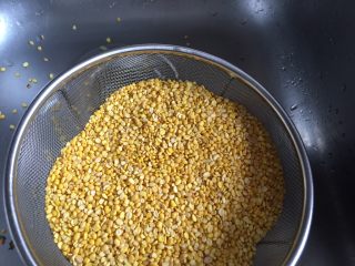 2、不用蒸不用提前浸泡,家庭版绿豆糕,在清洗前筛选绿豆,一定要仔细挑出里面的杂质,免得影响成品口感
