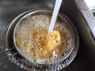 3、不用蒸不用提前浸泡,家庭版绿豆糕,多次清洗直到水变得清澈