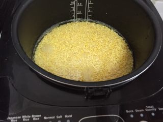 4、不用蒸不用提前浸泡,家庭版绿豆糕,将绿豆放入电饭锅中正常煮饭功能即可,加的水刚刚末过绿豆就好。通常,很多都会拿来蒸,但我发现把水控制好不需要提前泡着也不需要蒸,只要放入电饭锅,普通的煮饭档也非常成功。