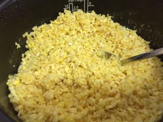 5、不用蒸不用提前浸泡,家庭版绿豆糕,煮好的绿豆成品,松软成颗粒状。