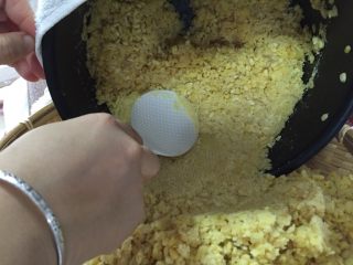 6、不用蒸不用提前浸泡,家庭版绿豆糕,用大勺子碾压成泥。我比较喜欢自然豆沙夹杂粗粒口感。如果想要最求非常细腻的口感,这一步需要倒入搅拌机中加水搅打。