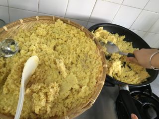 7、不用蒸不用提前浸泡,家庭版绿豆糕,倒入锅内,小火翻炒