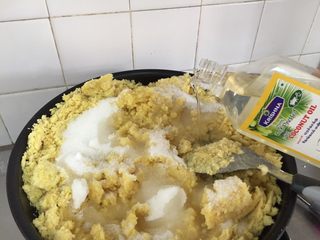 8、不用蒸不用提前浸泡,家庭版绿豆糕,分别倒入砂糖、椰子油(不喜欢椰子油的可以换成普通的菜油,或者猪油也很理想)