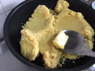 9、不用蒸不用提前浸泡,家庭版绿豆糕,翻炒后加入黄油,继续翻炒,过程大概需要10分钟