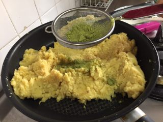 11、不用蒸不用提前浸泡,家庭版绿豆糕,我分了一半出来,另撒入抹茶粉(抹茶粉需要拿筛子筛一筛)