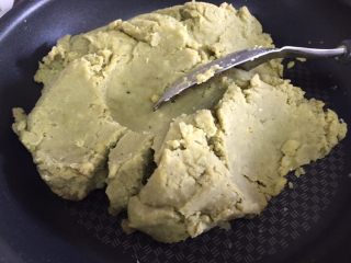 12、不用蒸不用提前浸泡,家庭版绿豆糕,加入抹茶后需要一直翻炒至少十分钟,让抹茶融入豆泥中。