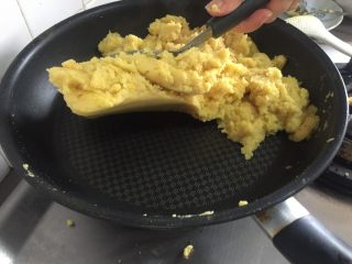 13、不用蒸不用提前浸泡,家庭版绿豆糕,这是炒的原味豆泥。如何判断可以离锅,就看豆泥粘在勺子上图中的状态就可以了。