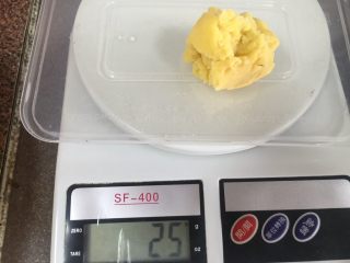 14、不用蒸不用提前浸泡,家庭版绿豆糕,为了确保每个绿豆糕都一样大,需要先称量每分豆泥:25g