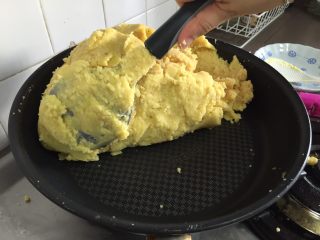 10、不用蒸不用提前浸泡,家庭版绿豆糕,炒到念着勺子,可以在锅内整体移动即可。